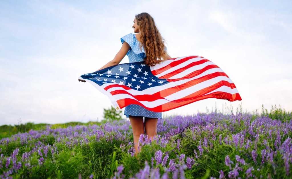 BALLIN’ ON A BUDGET: A BROKE BABE’S 4TH OF JULY PARTY PLAYBOOK