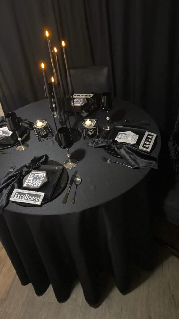 Stylish dark hue Halloween party decor ideas