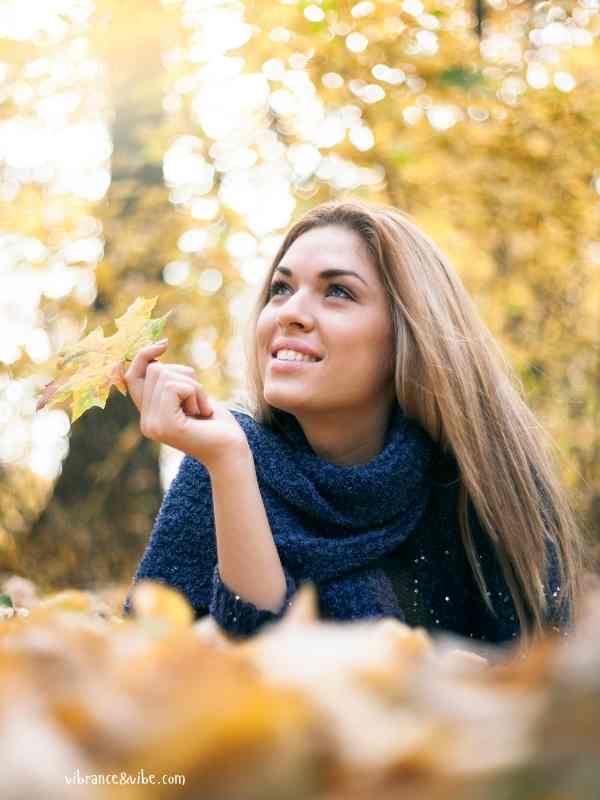 CURATING-FALL-WEDDING-INVITATIONS-WITH-AUTUMNS-SIGNATUR