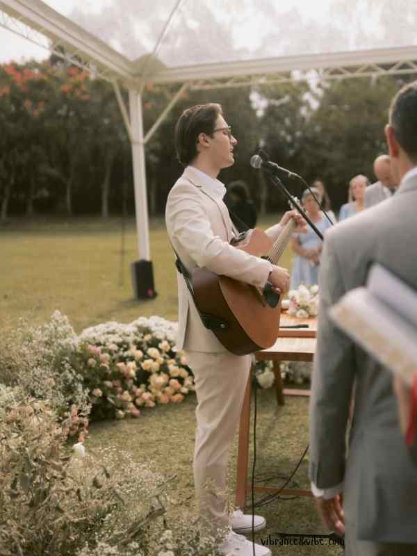 Curated-Playlist-or-Live-Music.