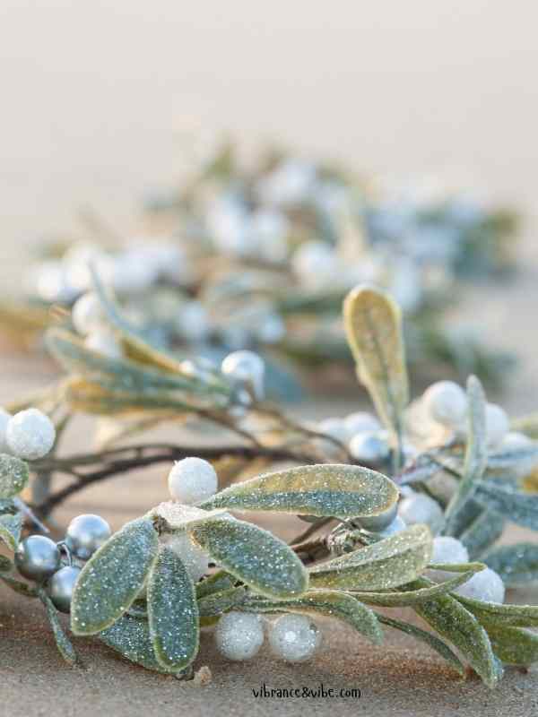 Mini-Wreaths-or-Mistletoe-Bundles