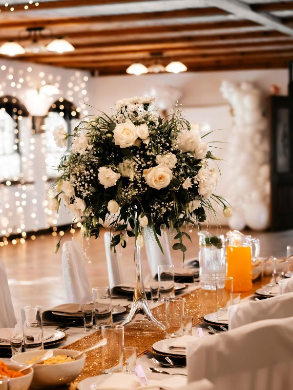 Christmas-Wedding-Color-Palettes-That-Influence-Centerpiece-Design