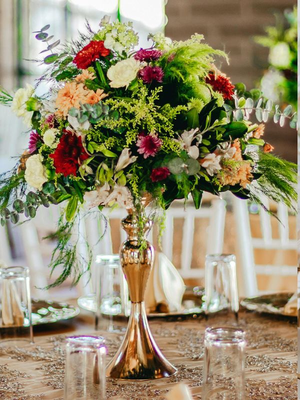 Floral-Greenery-Choices-for-Christmas-Centerpieces