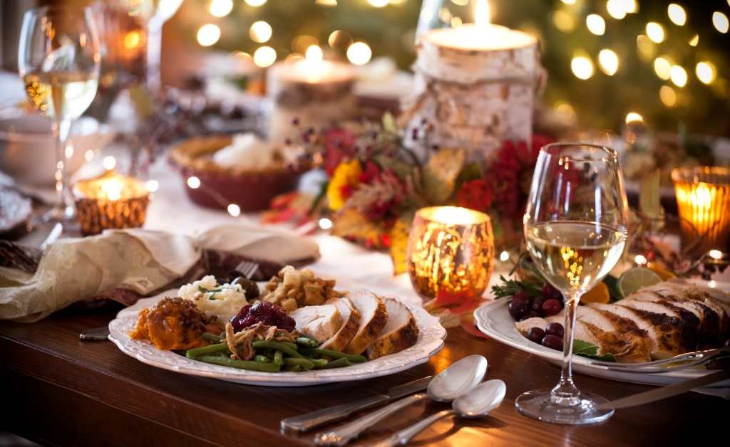 HOW TO HOST A COZY AND MEMORABLE THANKSGIVING DINNER PARTY AT HOME