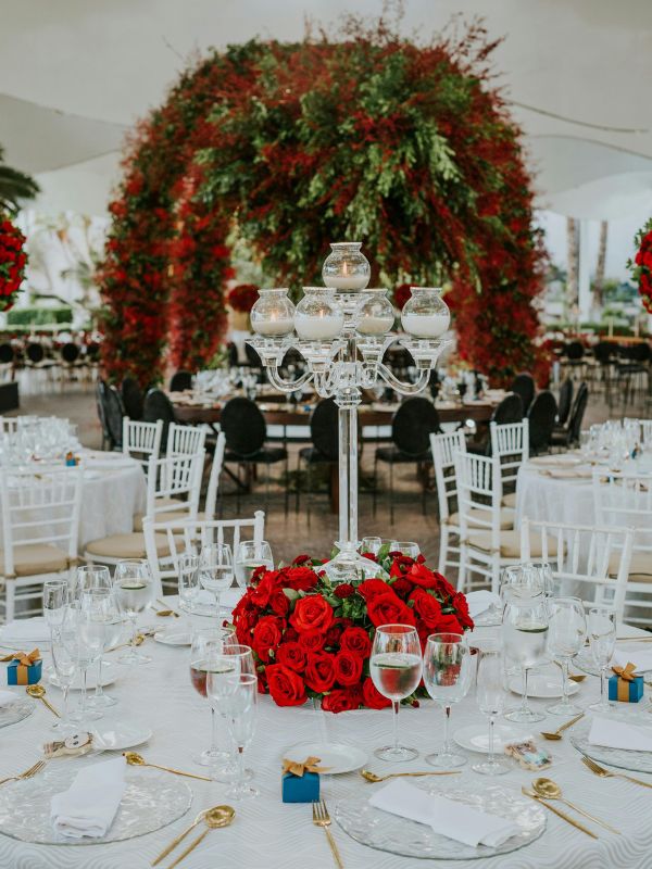 Why-Christmas-Weddings-Deserve-Special-Centerpieces