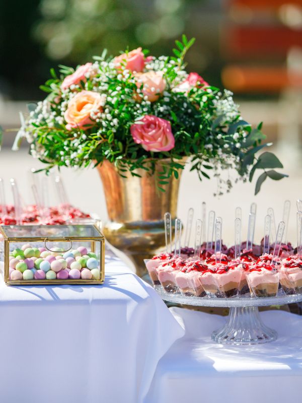 The-Role-of-Flowers-in-Dessert-Table-Arrangements