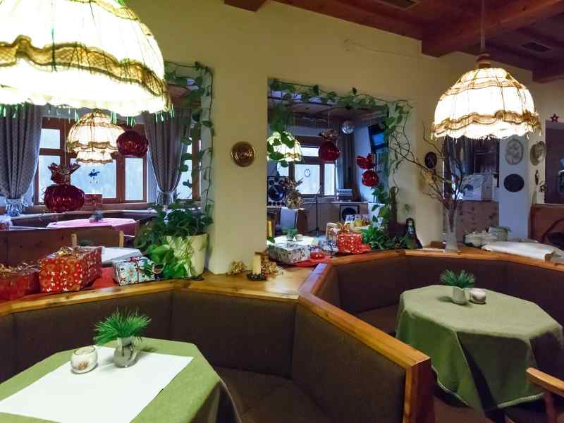 Christmas-party-decorations-aesthetic