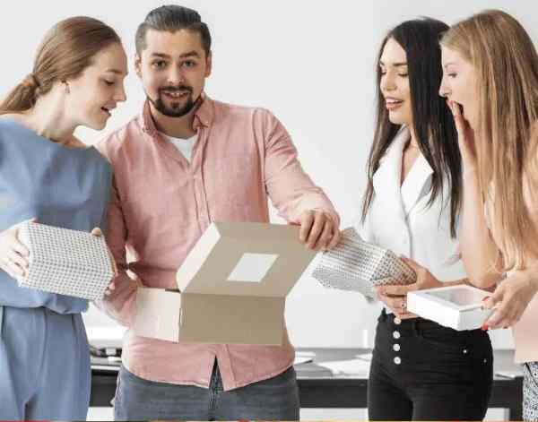 How-to-Choose-the-Right-Gift-for-Every-Crowd