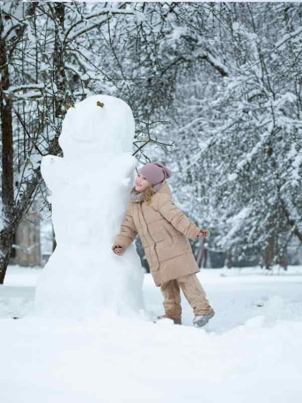 Snowman-Family-Handprint-Art.
