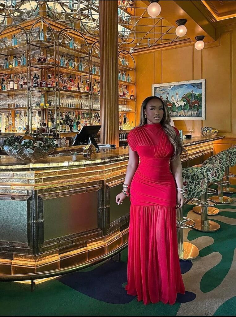 Birthday-Dinner-Outfit-Formulas-That-Always-Look-Chic