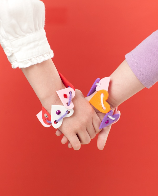 Friendship-Bracelets-with-Heart-Beads