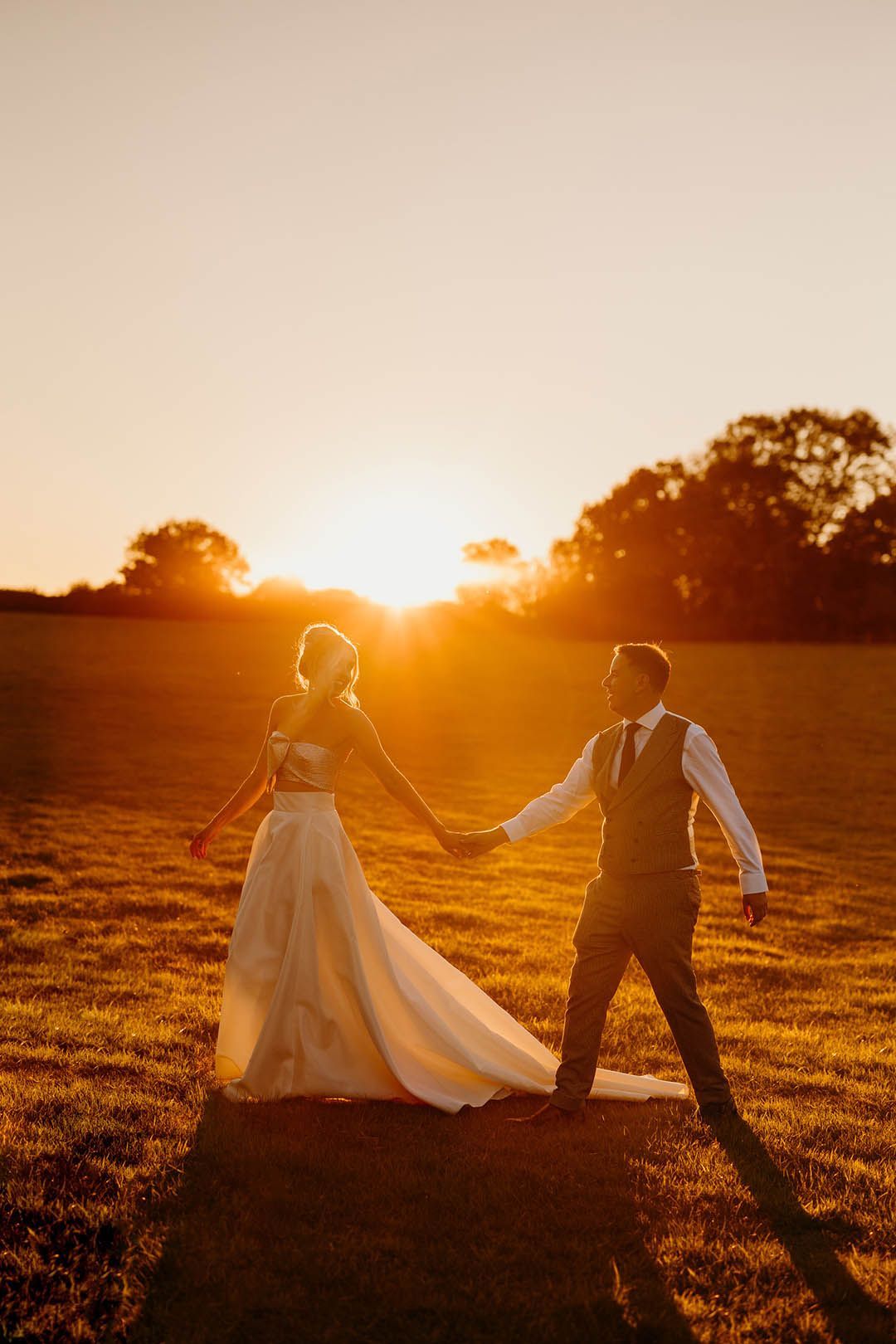 Walking-into-the-sunset-summer-wedding-photo-ideas