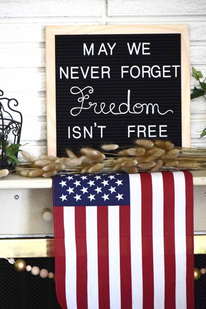 A-DIY-chalkboard-mantel-sign-with-handwritten-patriotic-quotes